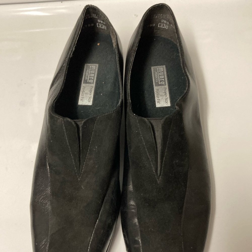 Munro. Size 9, Black suede and leather heeled loafers
